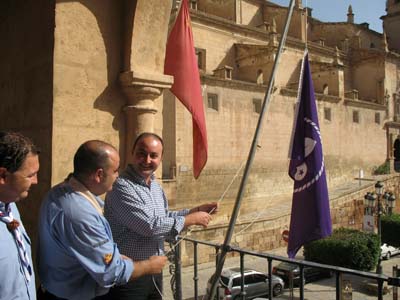 Cuelgan la bandera scout en el Ayuntamiento por su centenario